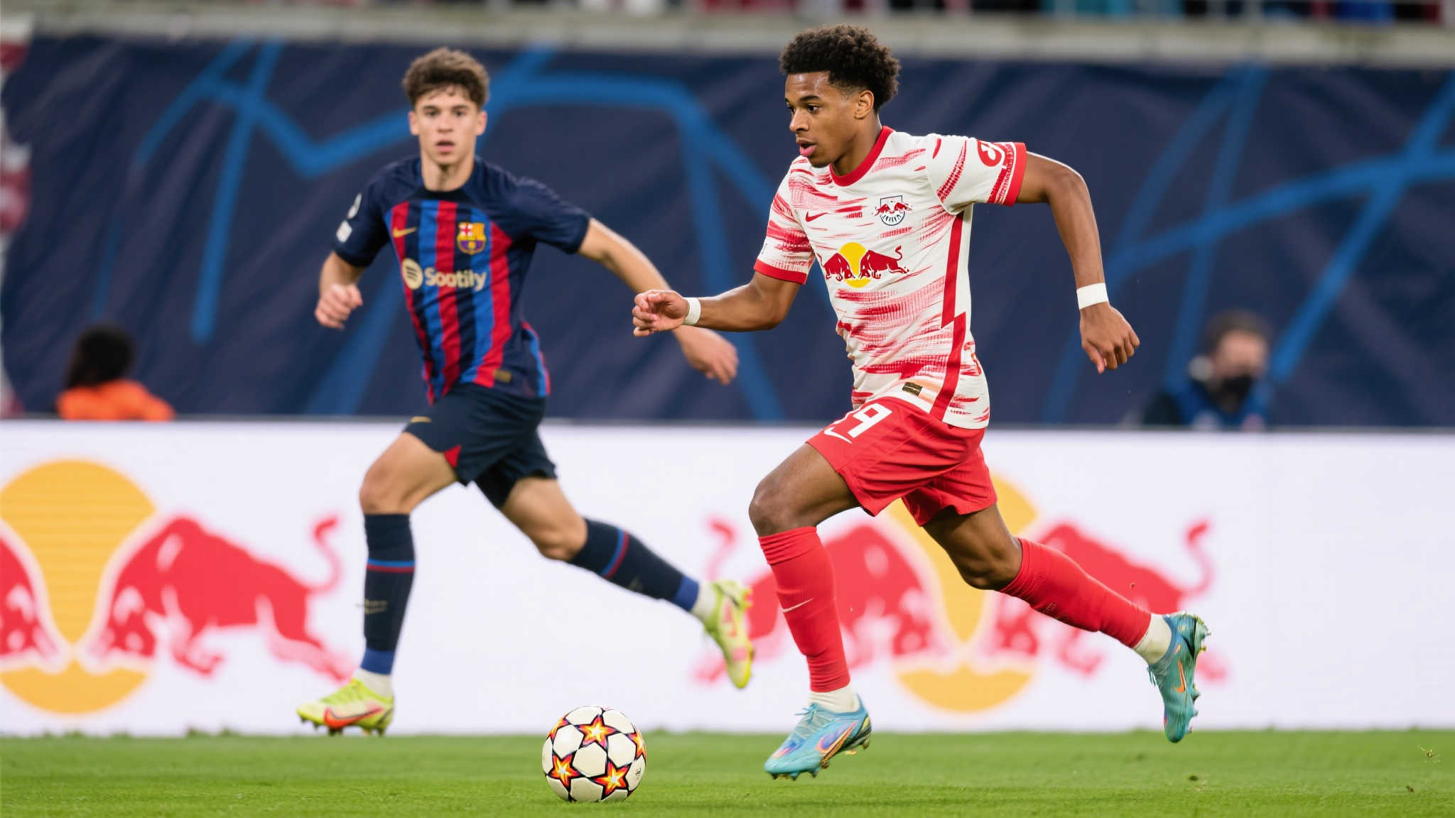 哈维-西蒙斯作为一名极具潜力的年轻球员，近年来在欧